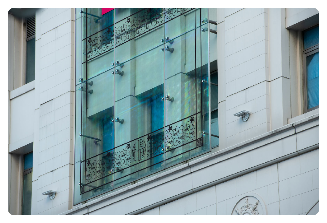 sample image of the front of a building taken with the hoya 77mm hd mk ii cir-pl circular polarizing filter