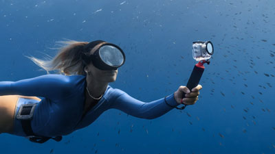 underwater diver using the insta360 go ultra dive case