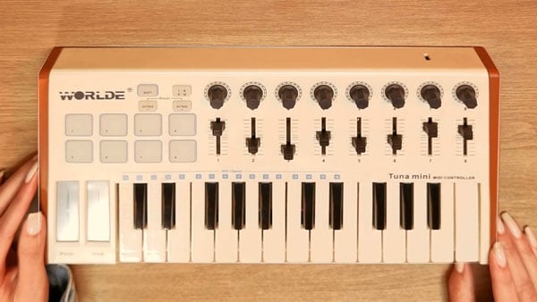 example of the insta360 link 2 pro desk view showing a worlde keyboard
