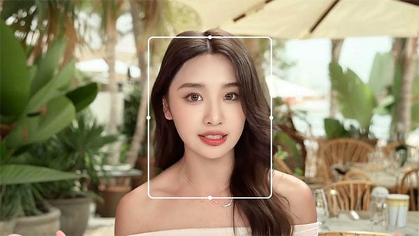 a woman using the insat360 link 2 pro makeup filter