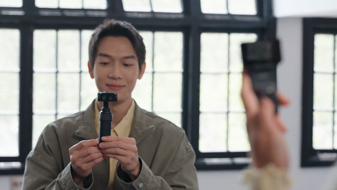 a couple using the insta360 luna ultra with the detachable screen