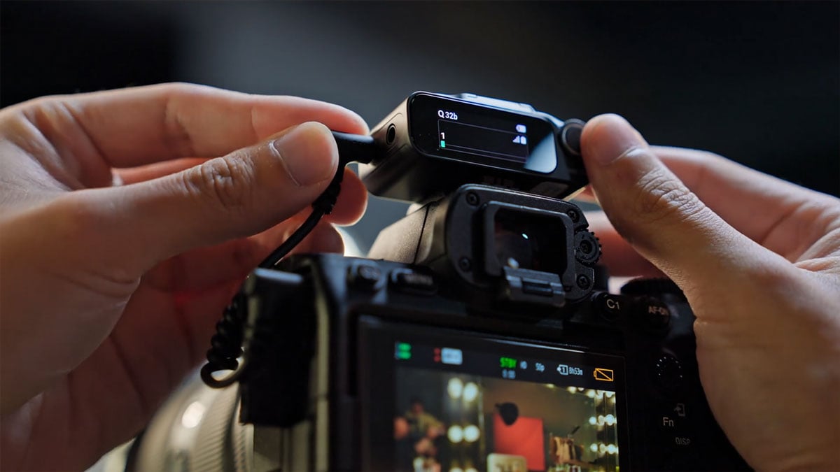 insta360 mic pro reciever connected to camera