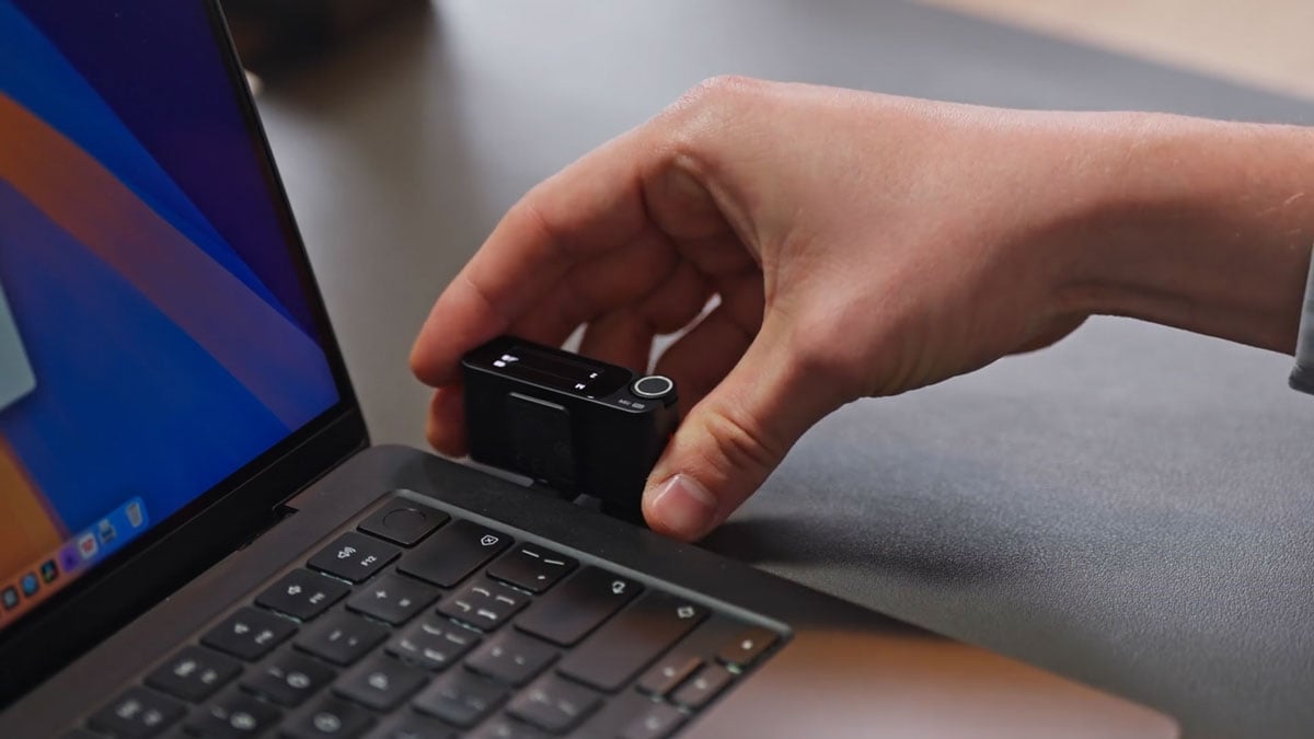 insta360 mic pro reciever connected to a laptop