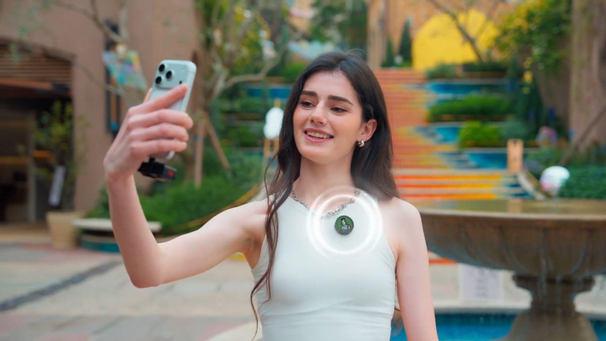 a woman filming herself witha smartphone while using the insta360 mic pro
