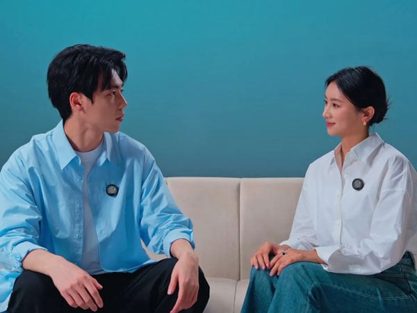 2 people talking with each other while wearing the mic pro