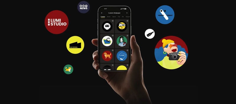 a hand holding a smartphone with the insta360 app controlling e-ink display