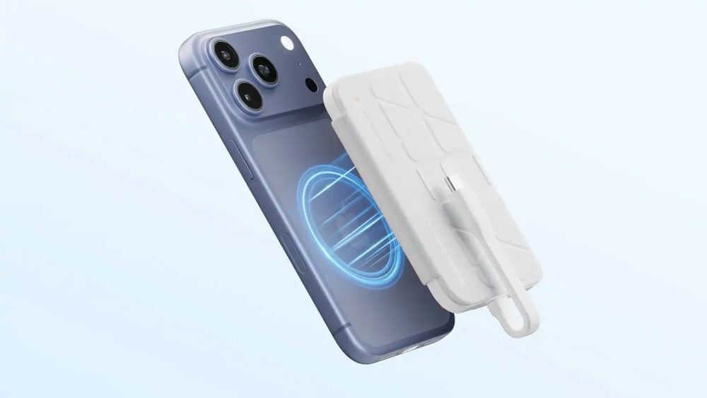 Insta360 Snap being connected to a iphone using the magnetic attachment