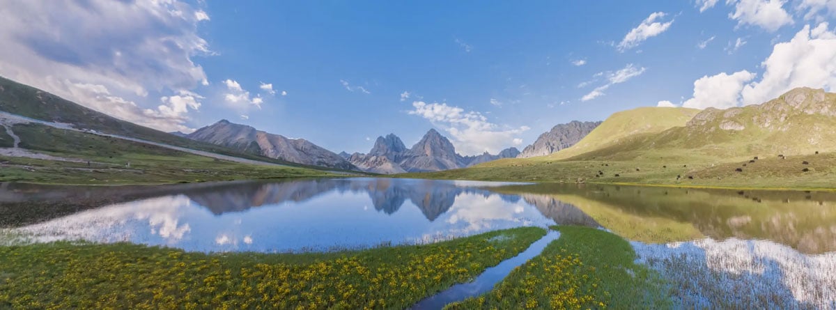 wide angle photo of a serene alpine lake taken using the insta360 x6 camera
