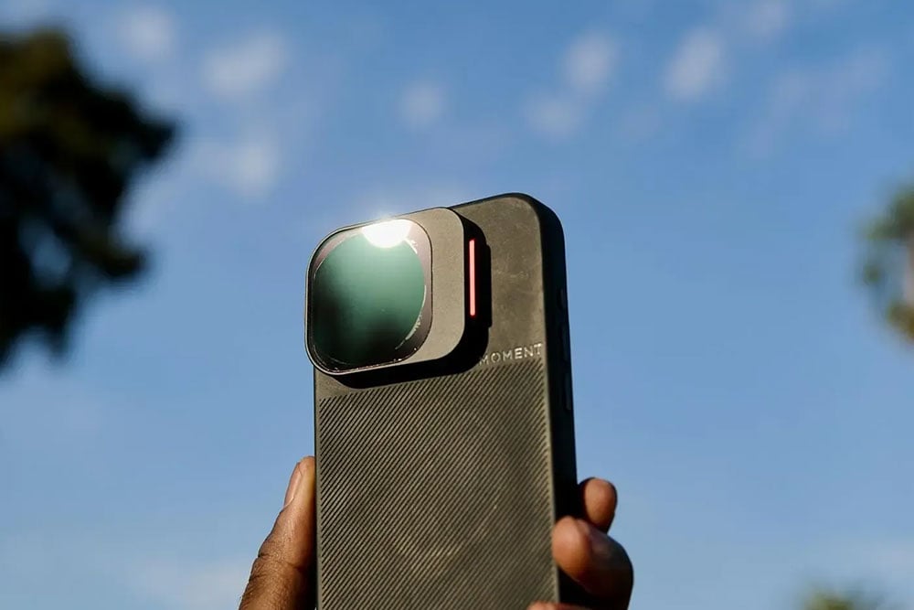 somoene holding a smartphone in a moment phone case using the antiglare filter
