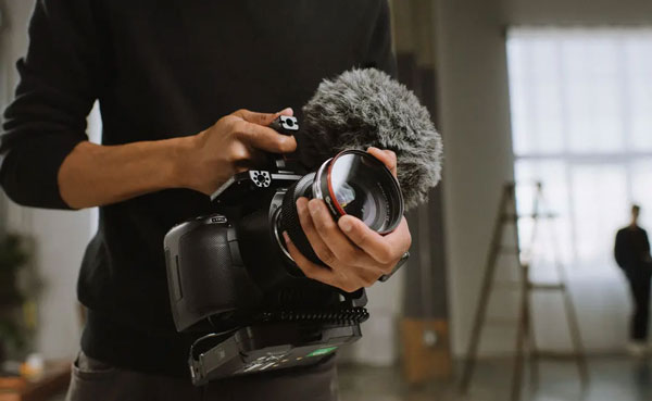 someone using the diffusion filter attached to a camera on set