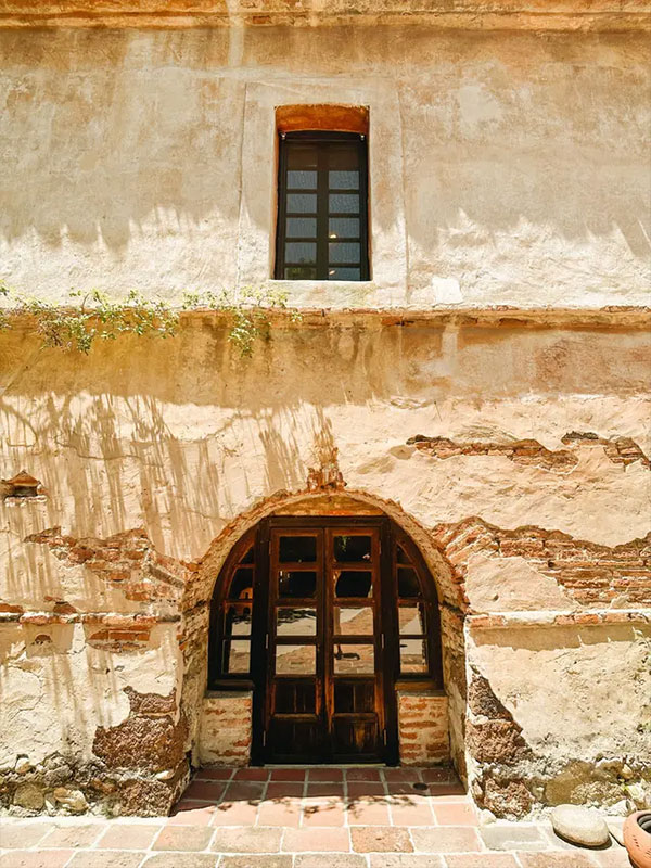 sample photo of a stone archway door taken using the moment mobile lens