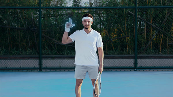 a tennis player ona  court using the zoom in gesture