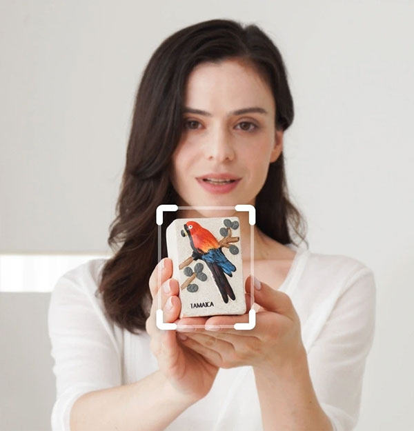 example of the ptz camera focusing on a card in the foreground that a woman is holding