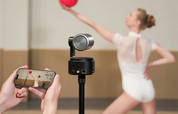 smart phone connected to the tail 2 while its recording a dancer