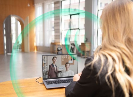 someone in a meeting using the obsbot tiny se