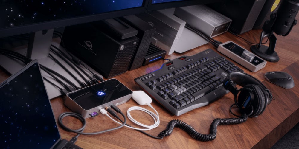 example desk set up using the thunderbolt dock