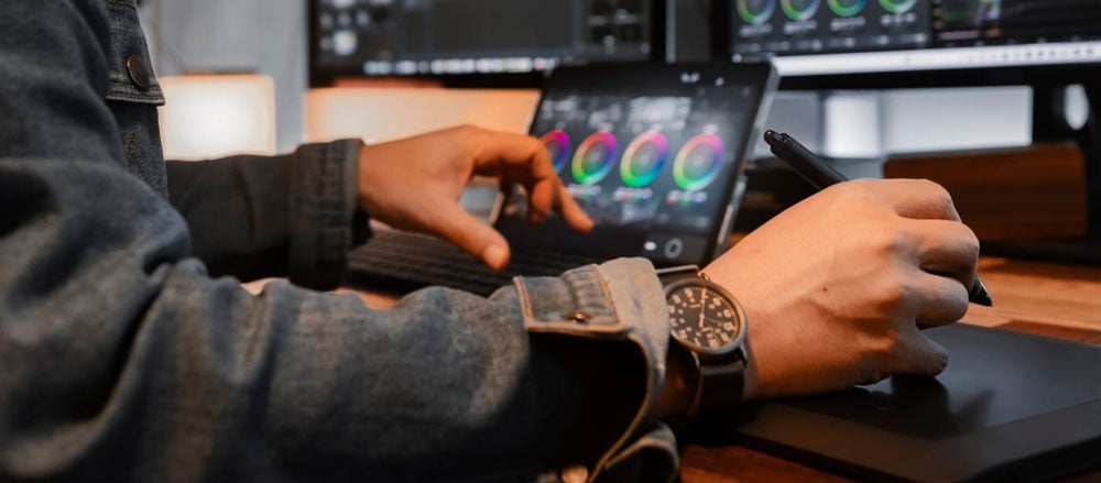 someone using a tablet connected to the owc thunderbolt hub