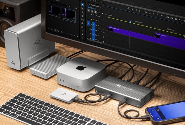 laptop connected to the own usb4 hub pn a desk
