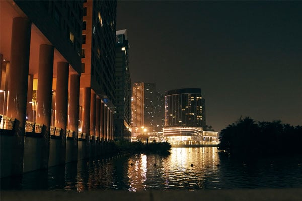 sample image of the Dubai Marina waterfront at night