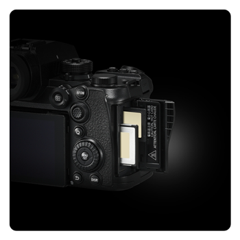 memory cards being inserted into the Panasonic LUMIX S1II