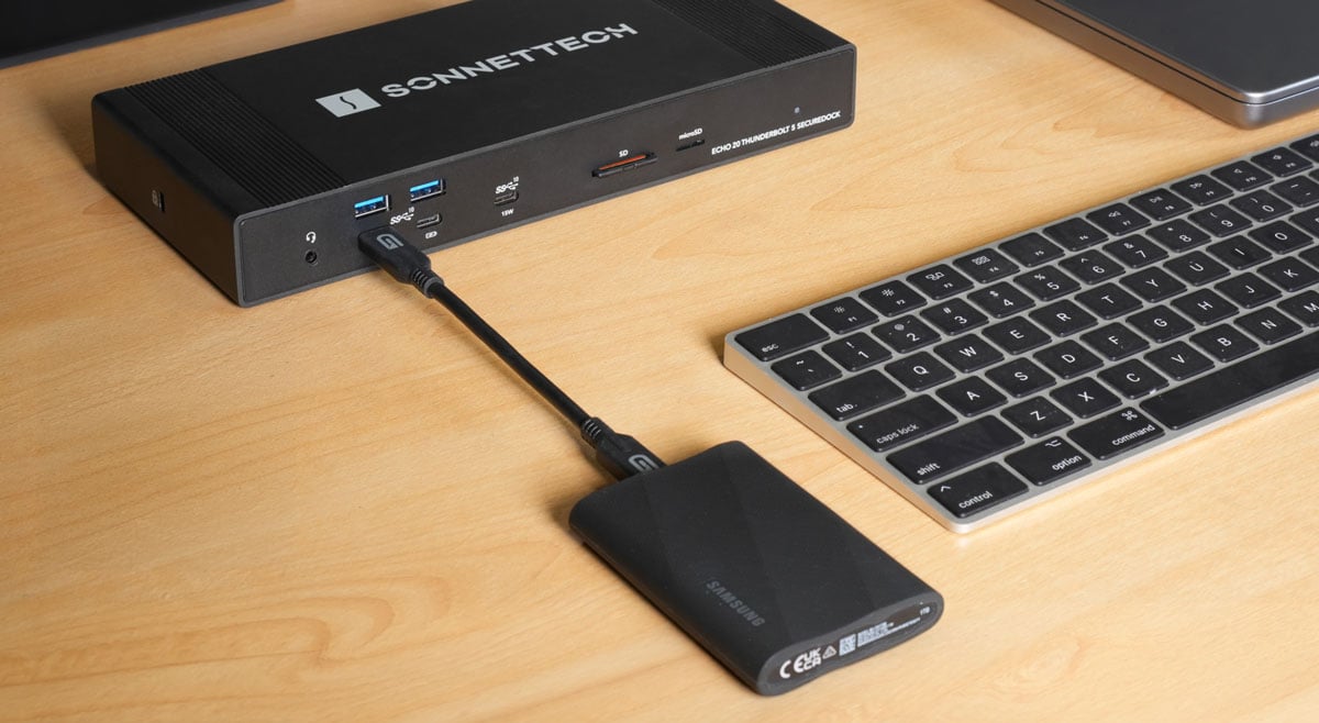 echo 20 dock on a wooden desk with a portable ssd connected via a usb port