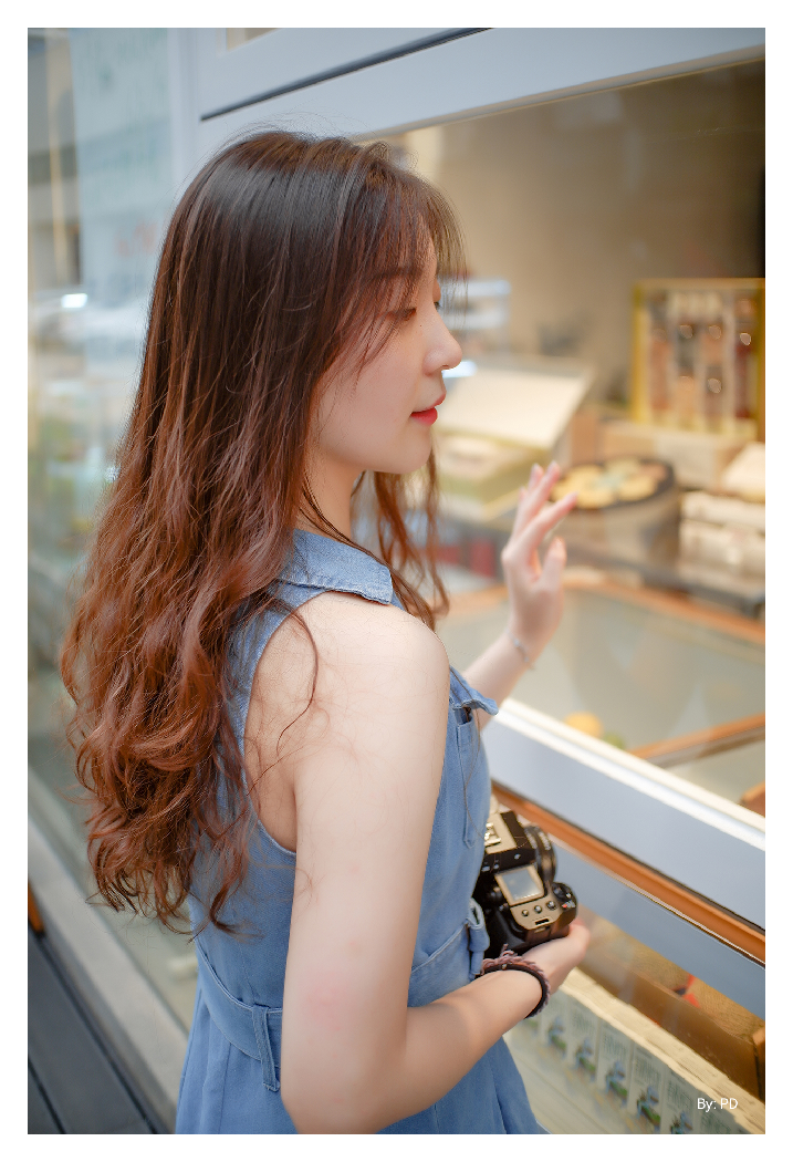 sample image of a woman in a bakery taken using the ttartisan 25mm f2