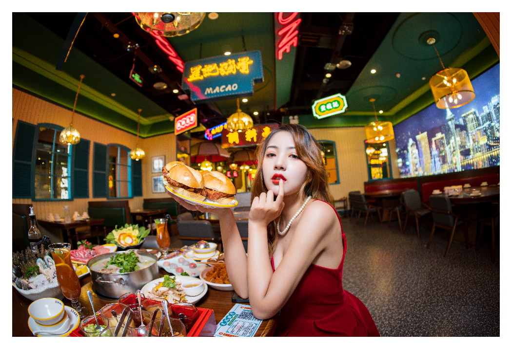 sample image of a woman holding a plate of food taken with the ttartisan fisheye lens