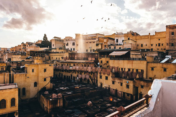 XF16-50mm sample image of historic town with yellow sandstone walled buildings 