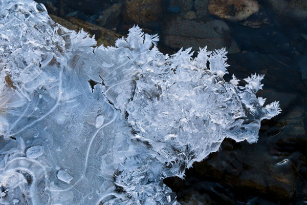 XF16-50mm sample image of frosted white ice crystals in frozen river water