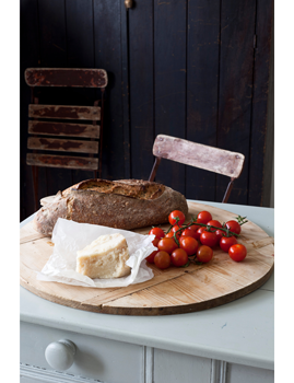 sample image of bread tomatoes and chesse on a wooden plate taken with canon ef 50mm lens