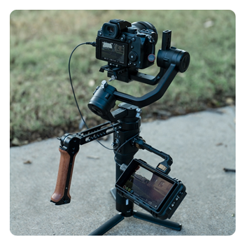 panasonic lumix s5d connected to a monitor using hdmi